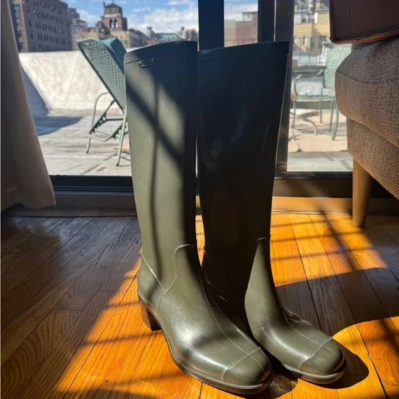 Cutest rain boots ever - Picture 4 of 5